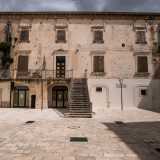 ...i cui locali sono attualmente divisi tra propriet� private, esercizi commerciali e locali appartenenti alla parrocchia